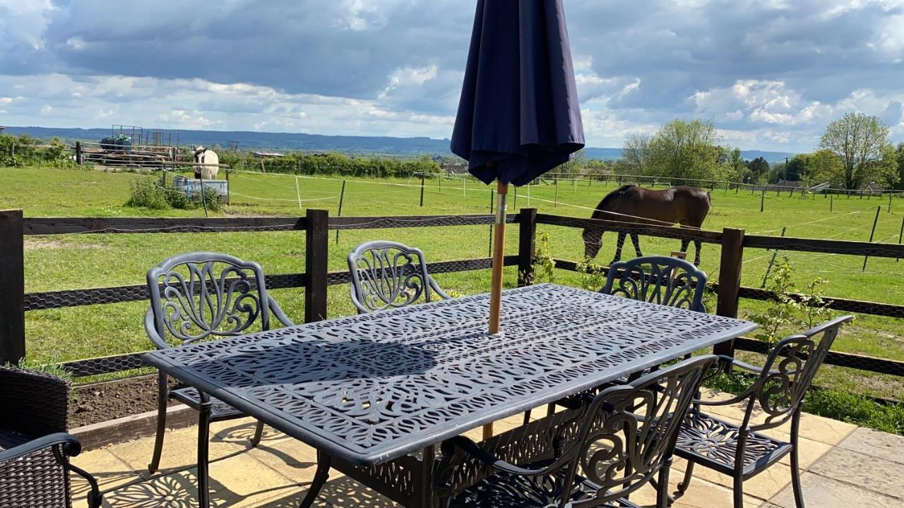 Rew Farm Country & Equestrian Accommodation - Sunrise Lodge Мелкшем Екстер'єр фото