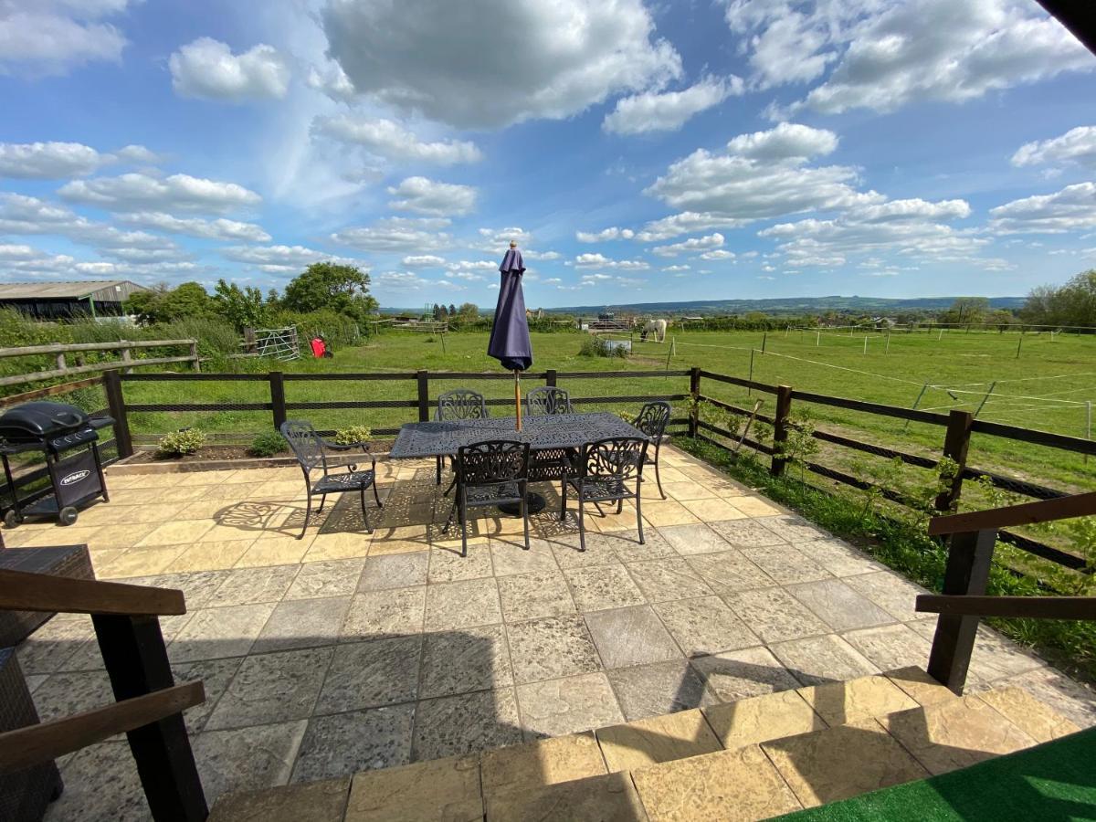 Rew Farm Country & Equestrian Accommodation - Sunrise Lodge Мелкшем Екстер'єр фото