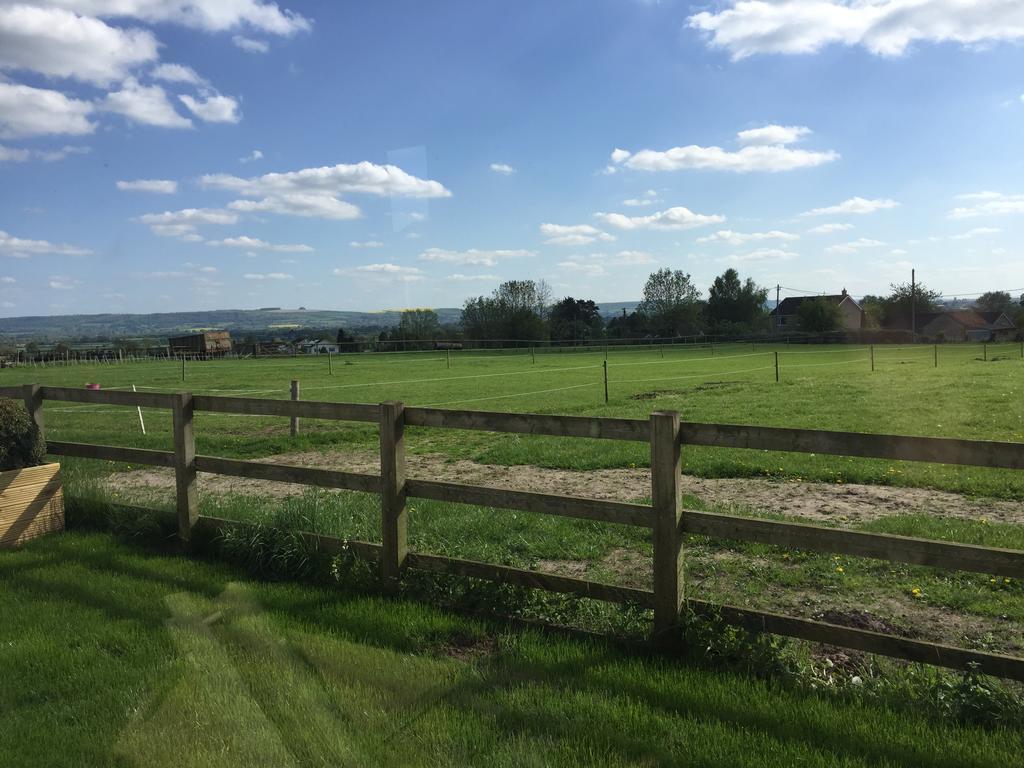 Rew Farm Country & Equestrian Accommodation - Sunrise Lodge Мелкшем Екстер'єр фото